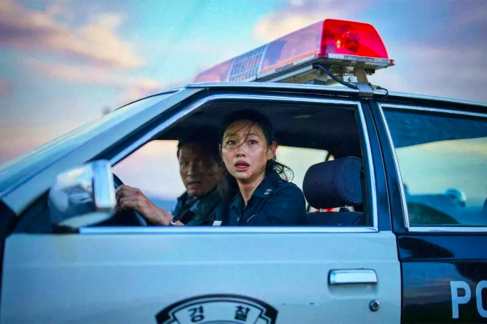 HOPE. Together with leading actor Hwang Jung-min, she forms a fearful but also helpless police duo.