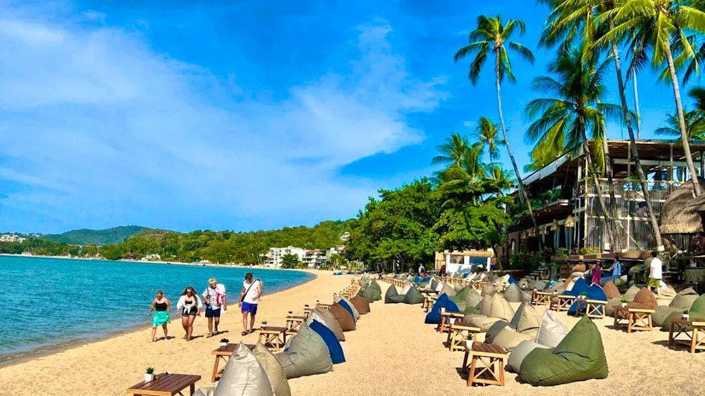 ARCHIVE - Vacationers stroll along the beach in Bophut on the Thai island of Ko Samui. Thailand is abolishing the 60-day visa-free entry for tourists, which was only introduced two years ago. In future, visitors from numerous countries will only be allowed to stay in the kingdom for 30 days without a visa. Photo: Carola Frentzen/dpa