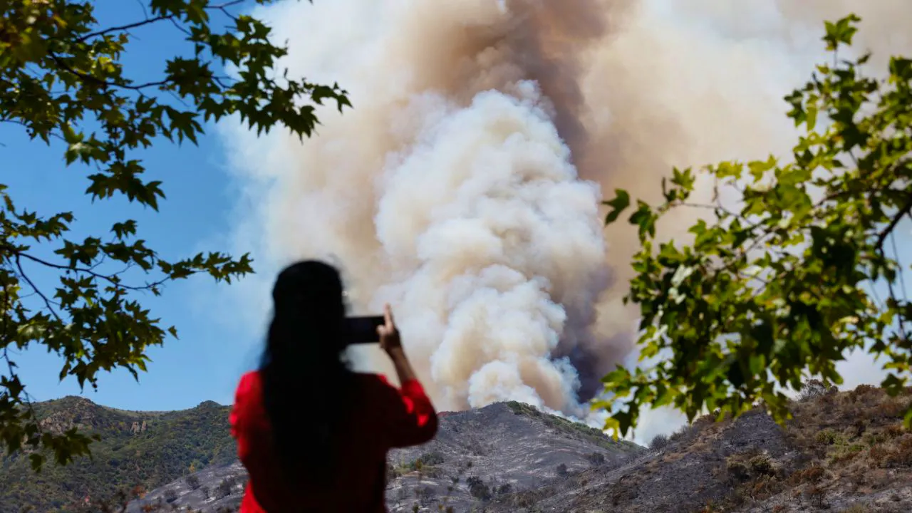 USA. Fires in Southern California: Firefighters make progress