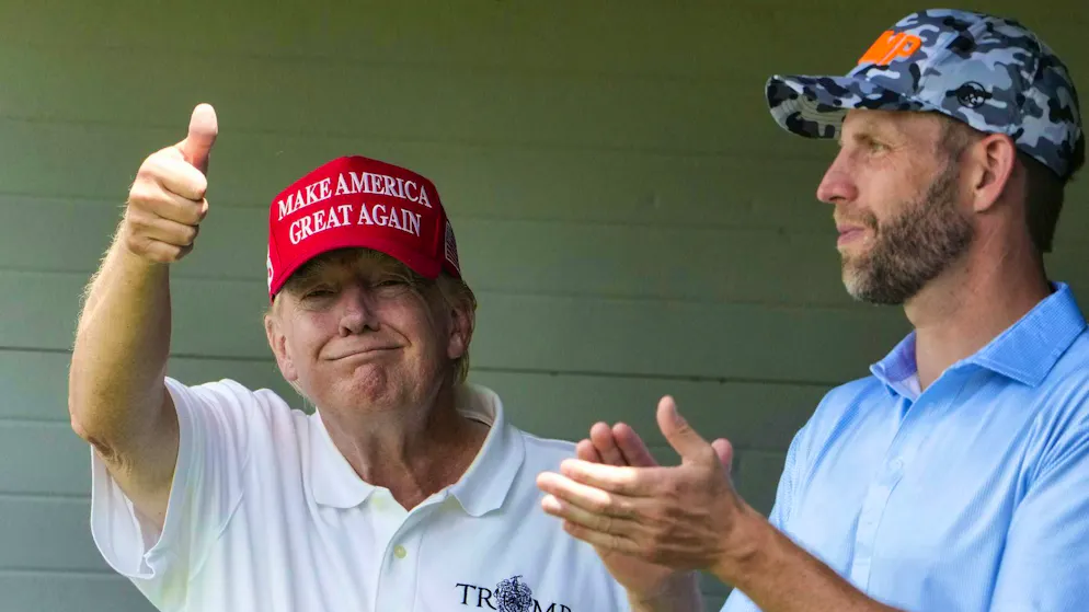 Donald Trump può pagare centinaia di milioni di dollari ai suoi seguaci a spese dei contribuenti. Al figlio Eric (a destra) piace.