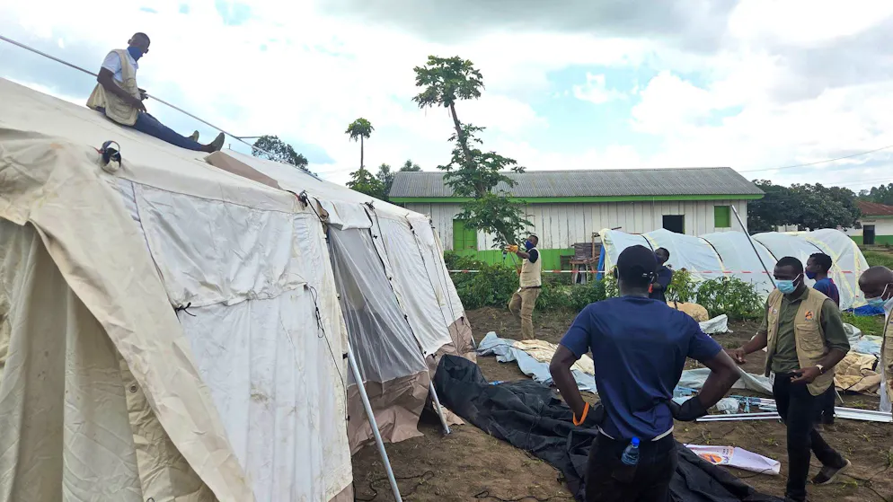 Hilfskräfte richten ein Ebola-Behandlungszentrum in Bunia, Kongo, ein.