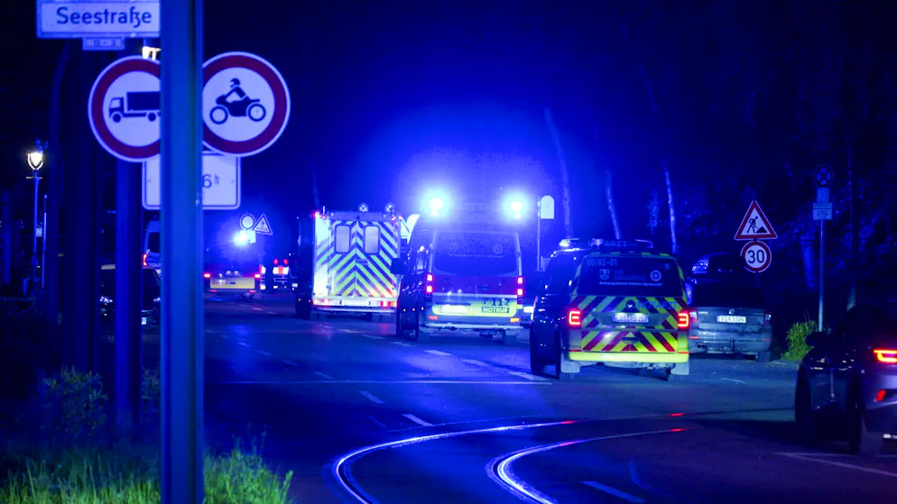 Ein Konvoi aus Polizei und Feuerwehrautos mit einem amerikanischen Ebola-Patienten aus dem Kongo kommt am Charité Campus Virchow Klinikum an. 