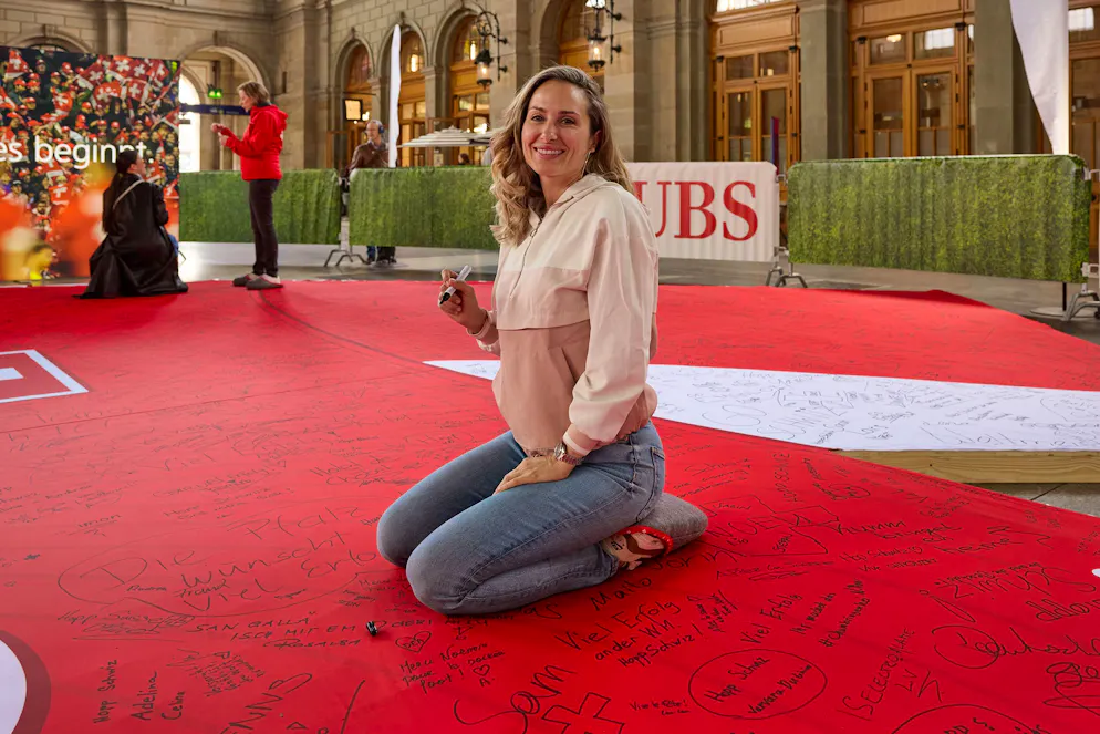 UBS Trikot Promis. Moderatorin und Kochbuchautorin Zoë Torinesi schreibt weitere motiviertende Worte aufs Trikot.