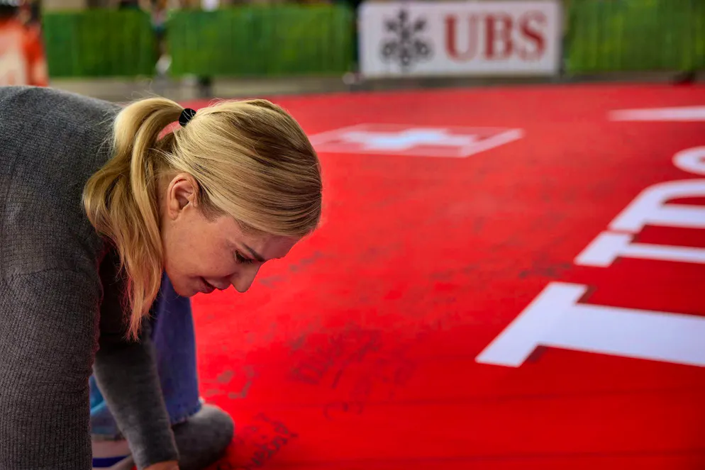 UBS Maillot Promis. Elle écrit: «Je vous souhaite beaucoup de puissance et que vous sortiez et mettiez tout votre talent sur le terrain ! Let's go!»