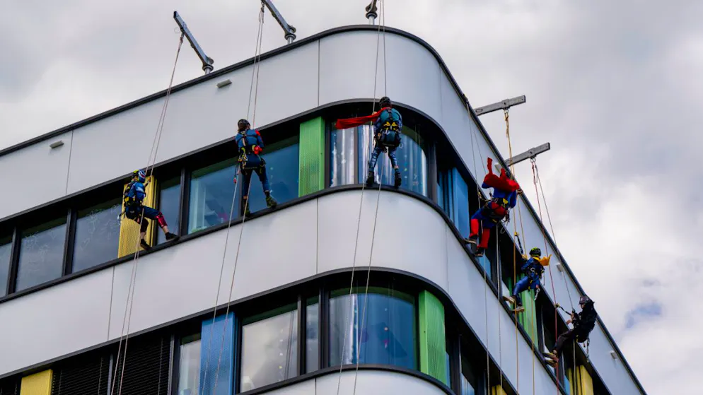 Lausanne: des super-héros investissent l'Hôpital des enfants – Gallery. Déguisés en héros légendaires des comics Marvel, six cordistes sont venus faire un signe, toquer à la fenêtre, puis sont entrés chacun dans une chambre.