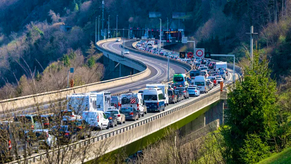 Traffic jams are expected again on the main highway routes over the Whitsun weekend. (archive picture)