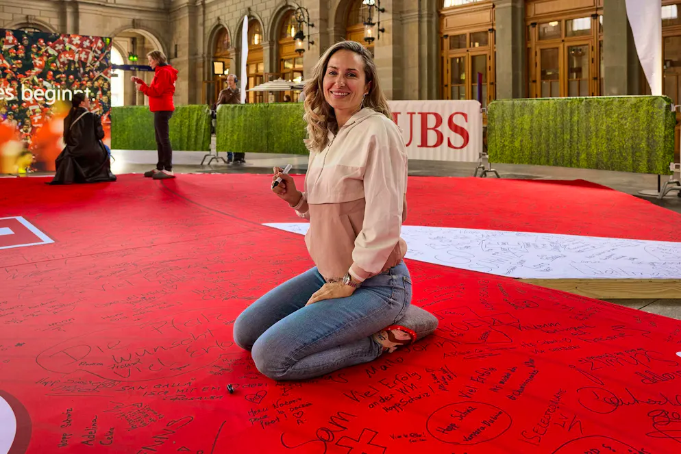 Celebrità in maglia UBS. La presentatrice e autrice di libri di cucina Zoë Torinesi scrive altre parole motivanti sulla maglia.
