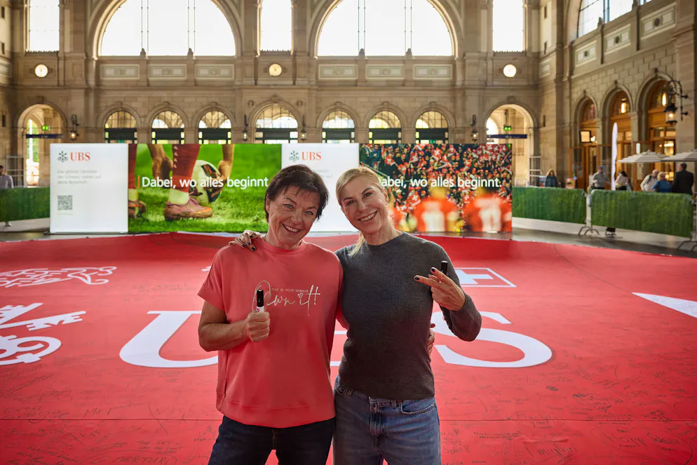 UBS Trikot Promis. Dabei, wo alles beginnt: Monika Fasnacht (l.) und Denise Biellmann unterstützen die Fan-Aktion im Zürcher HB – und haben sichtlich Spass.