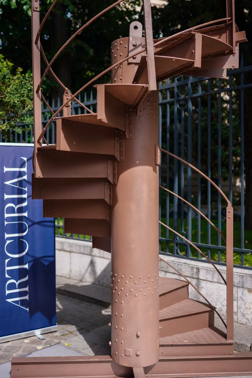 Un tronçon de l'escalier de la Tour Eiffel vendu 450'160 euros.  En 1983, l'installation d'un ascenseur entre les deux derniers étages de la Tour avait obligé au démontage et au découpage d'un escalier en 24 tronçons.