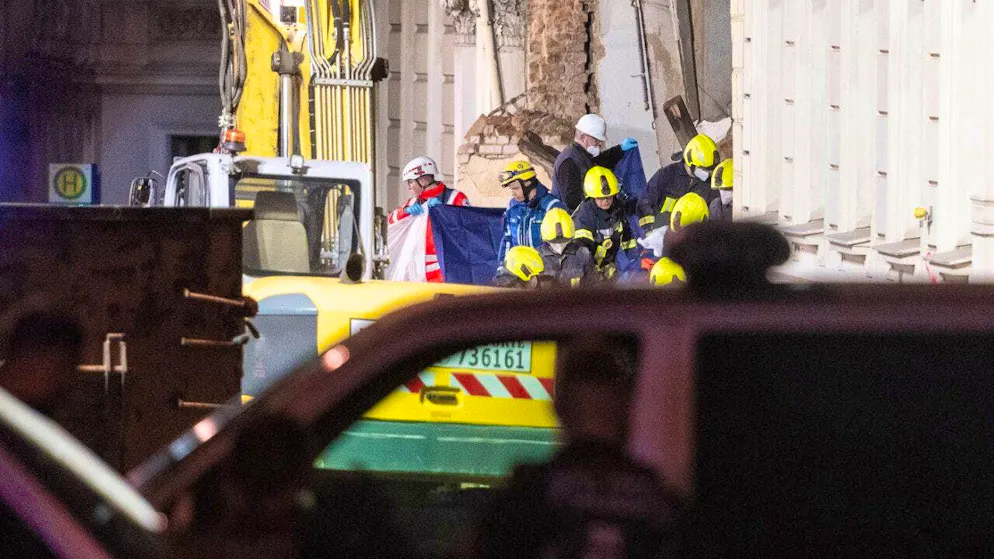 Firefighters carry a body from the rubble of a collapsed house behind a screen. Photo from James-von-Moltke-Strasse in Görlitz. An inhabited house collapsed here in the early evening of May 18, 2026. Photo: Paul Glaser/dpa