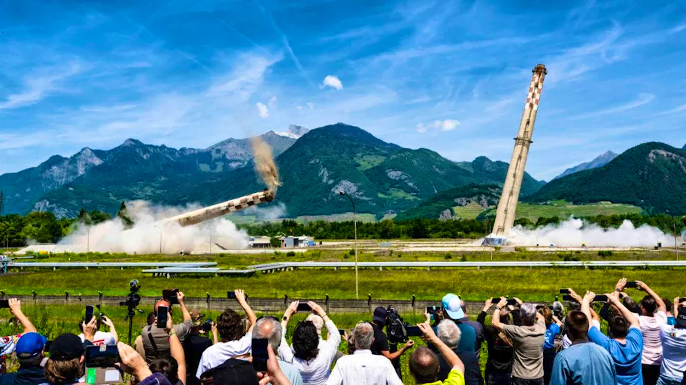 Several hundred onlookers watched the collapse of the last two chimneys on the site of the former Tamoil refinery in Collombey-Muraz in Lower Valais.