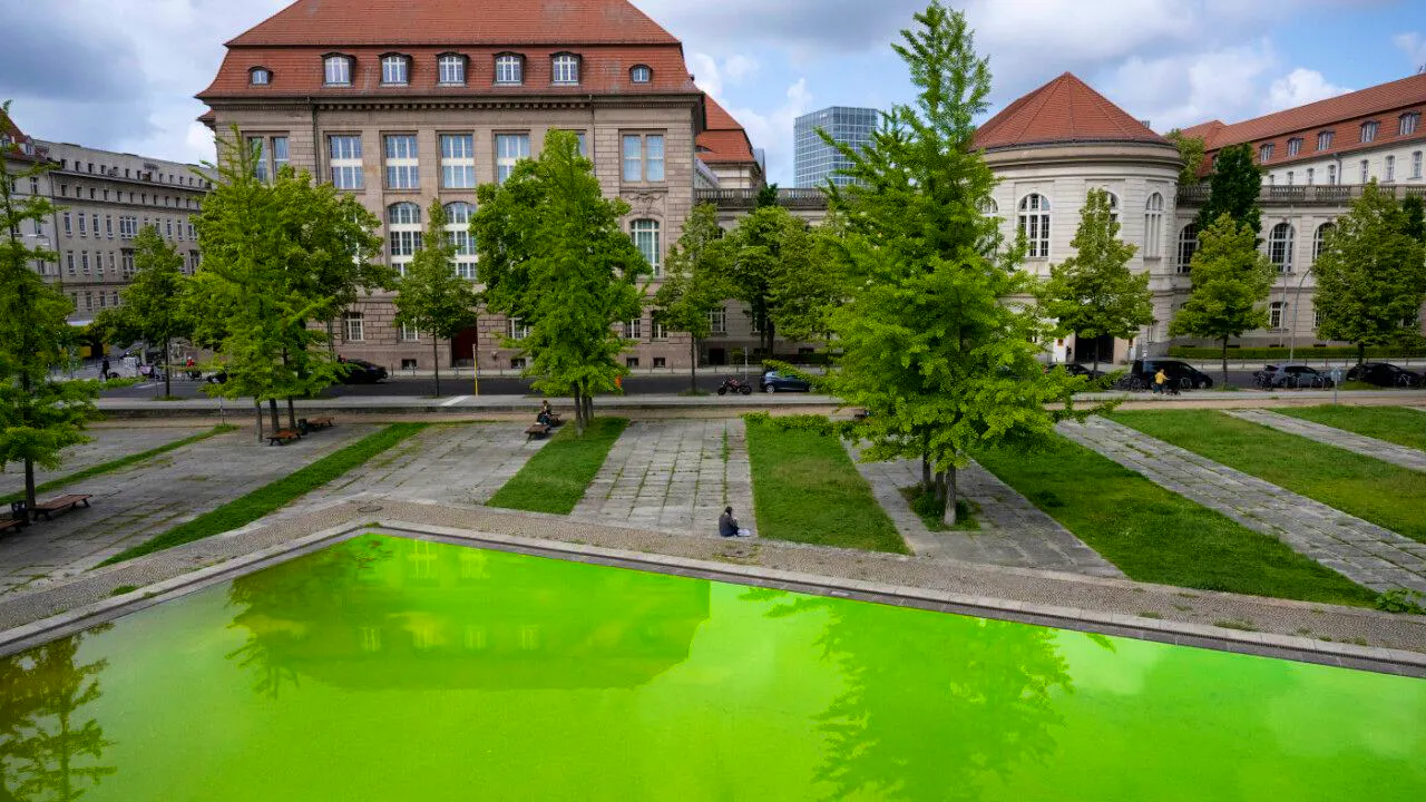 Aktuell. Protest gegen Gaspolitik: Brunnen leuchten deutschlandweit grün