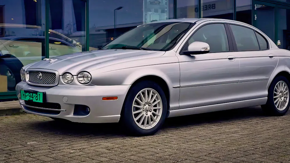 Der Jaguar X-Type floppte. Es wurden nur halb so oft verkauft, wie geplant.