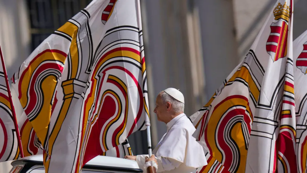 Papst Leo XIV. kommt zu seiner wöchentlichen Generalaudienz auf dem Petersplatz im Vatikan. Foto: Alessandra Tarantino/AP/dpa