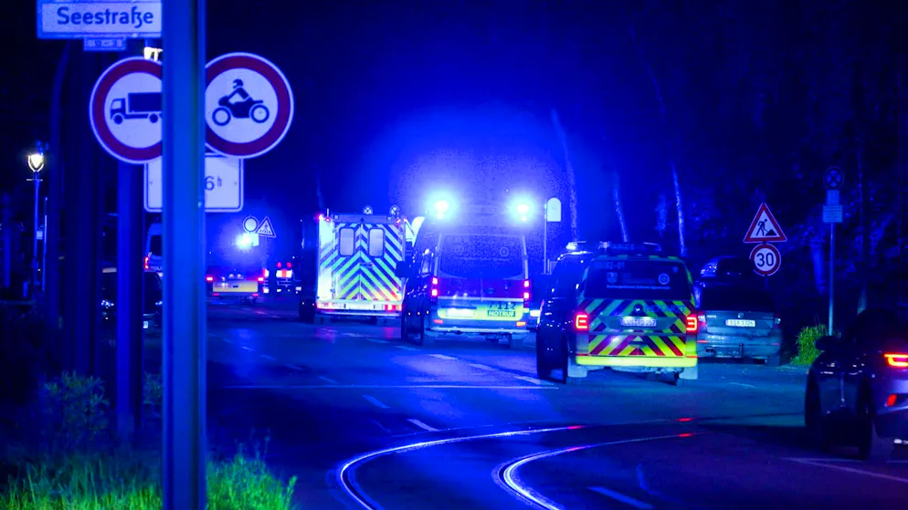 Un convoglio di polizia e autopompe con un paziente americano affetto da Ebola proveniente dal Congo arriva alla Charité Campus Virchow Klinikum.