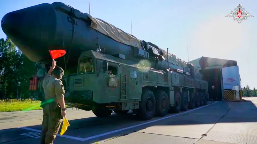 HANDOUT – Ein russischer RS-24 Jars-Raketenwerfer bewegt sich während einer Übung aus einem Hangar. Foto: Uncredited/Rusian Defense Ministry Press Service/AP/dpa/Archivbild – ACHTUNG: Nur zur redaktionellen Verwendung und nur mit vollständiger Nennung des vorstehenden Credits