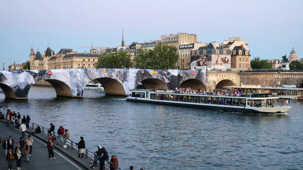 JR poursuit son installation «La Caverne du Pont Neuf» à Paris. Cet hommage sera visible du 6 au 28 juin.