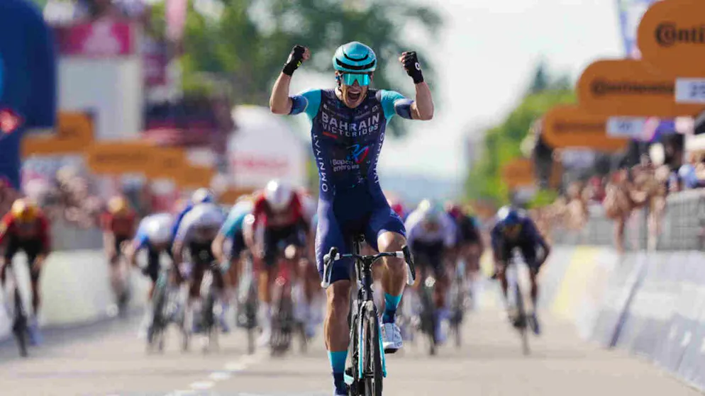 Alec Segaert freut sich über seinen Sieg in der 12. Etappe des Giro d'Italia