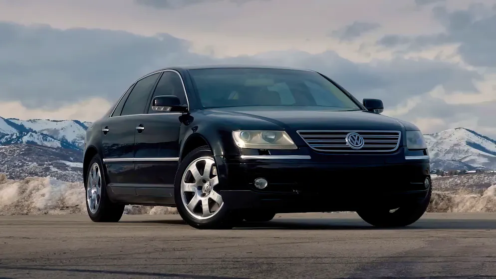 Die Plattform war so gut, dass sie von Bentley verwendet wurde. Den VW-Kunden war der Phaeton aber zu teuer.