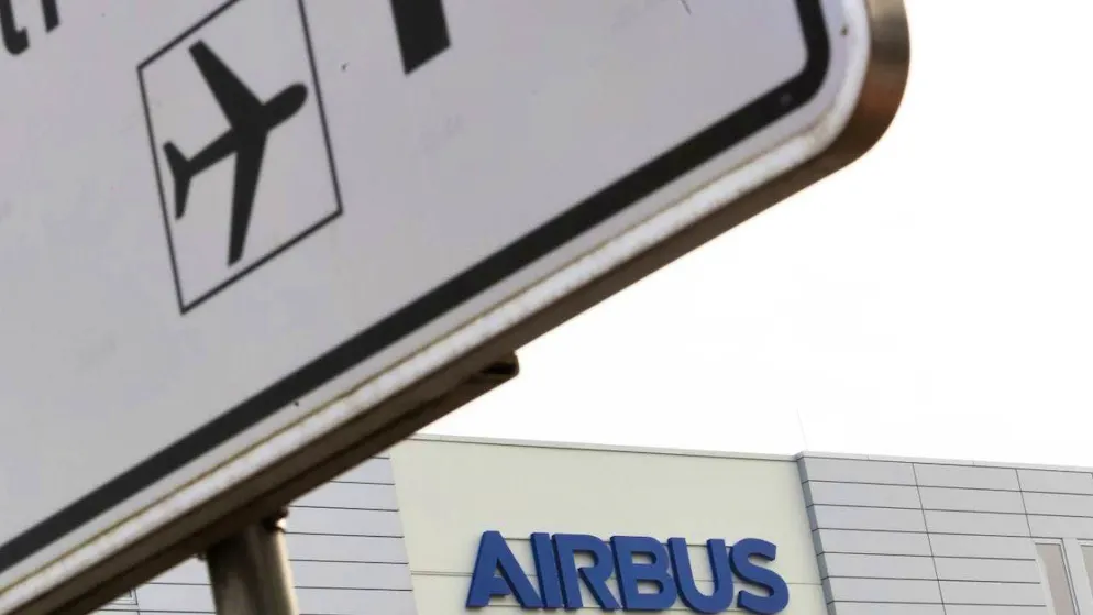 ARCHIVE - Airbus logo on the facade of the company's headquarters. Following the crash of the Air France plane between Rio de Janeiro and Paris with 228 fatalities, the Attorney General's Office in Paris is appealing against the acquittal of the airline and the manufacturer Airbus. Photo: Mohssen Assanimoghaddam/dpa
