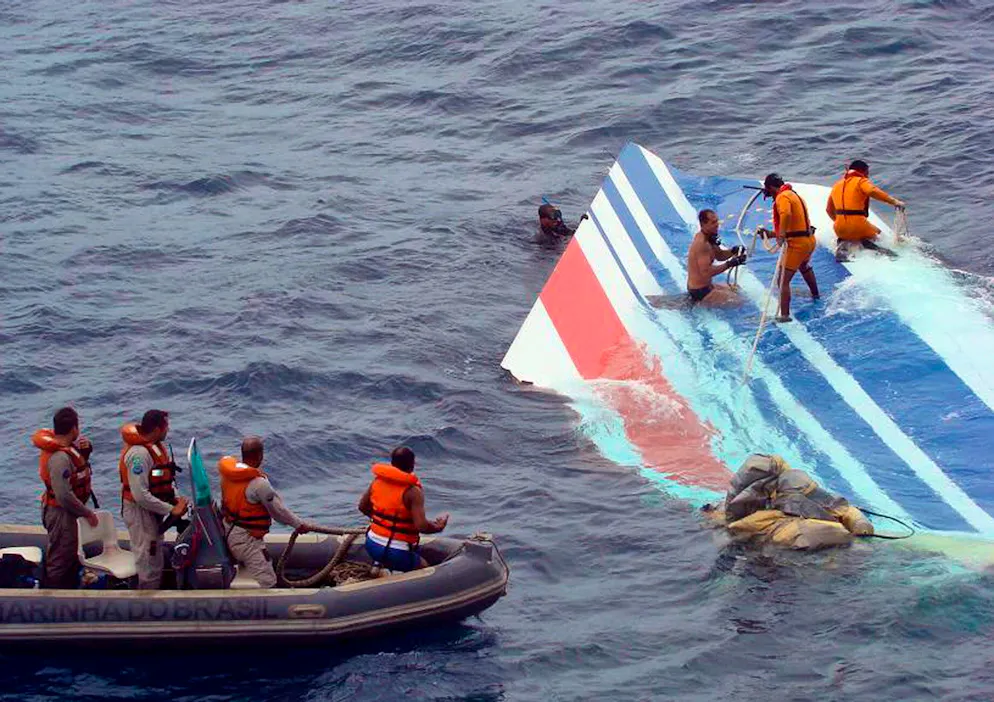 Une photo fournie par l’armée de l’air brésilienne montre des militaires récupérant des débris de l’avion d’Air France disparu dans l’océan Atlantique, le 8 juin 2009.