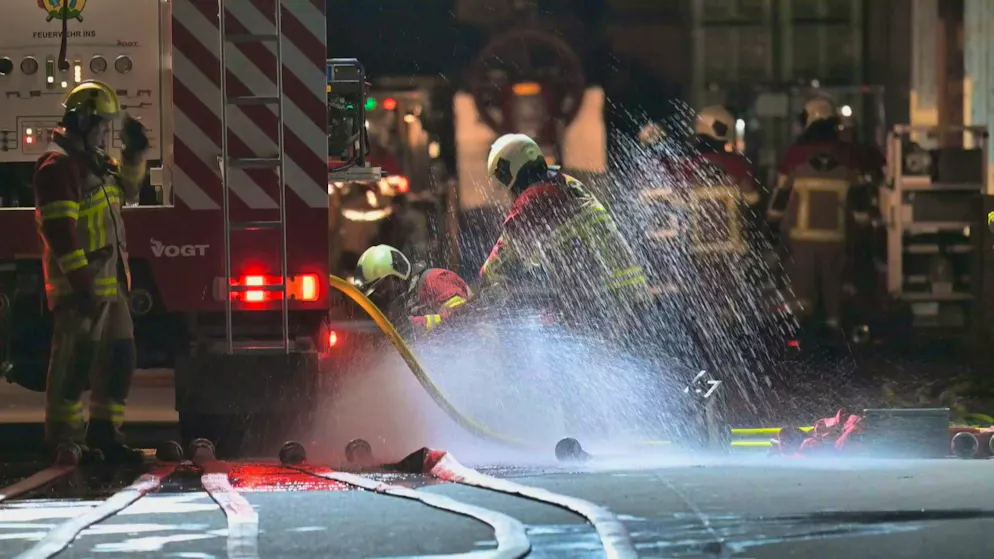 Gampelen BE: Major fire destroys building on foundation site. A building on a foundation site in Gampelen BE caught fire late on Thursday evening.