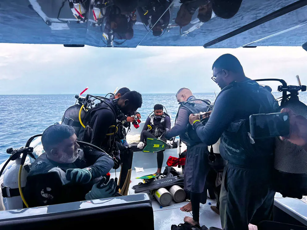 I subacquei mentre si preparavano a cercare i quattro subacquei italiani dispersi alle Maldive.