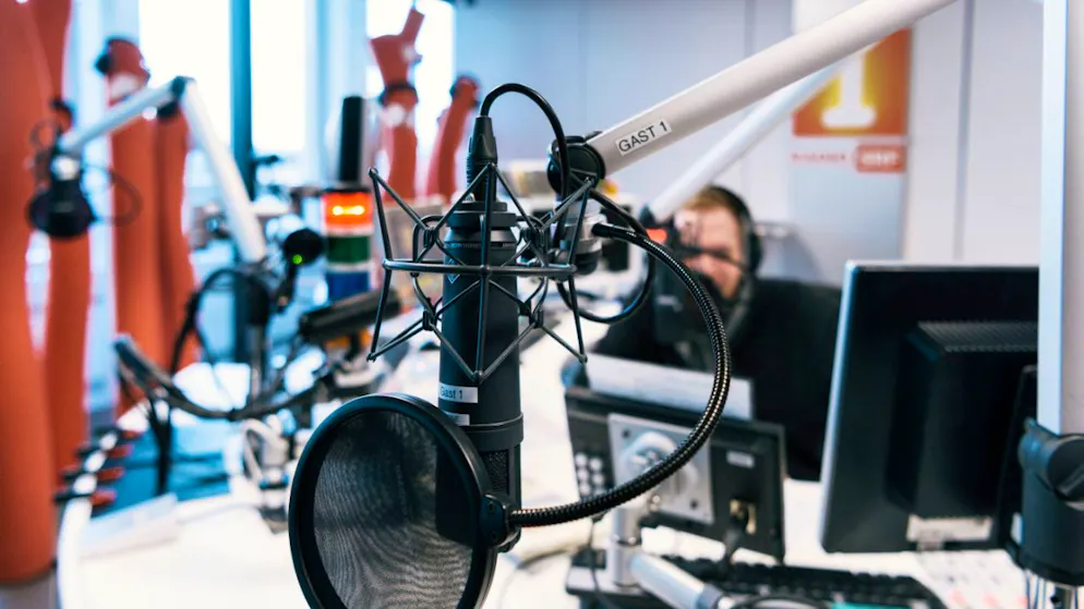 Die Medienaufsicht UBI hat Sendungen von SRF und RTS zur Corona-Impfung und Erbschaftssteuer gerügt: Die Beiträge seien zu einseitig gewesen und hätten die journalistische Sorgfaltspflicht verletzt. (Archivbild)