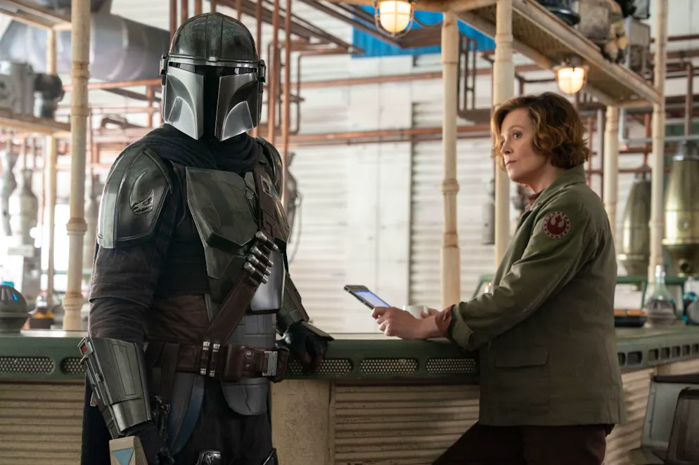 THE MANDALORIAN AND GROGU. An der Seite von Hauptdarsteller Pedro Pascal spielt neu auch Sci-Fi-Legende Sigourney Weaver.