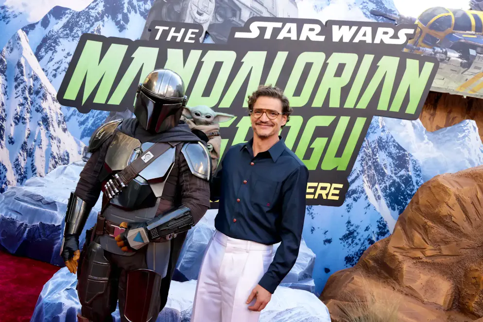 THE MANDALORIAN AND GROGU. Hauptdarsteller Pedro Pascal bei der Vorpremiere in Los Angeles.