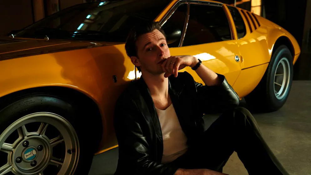 Für den singenden Drummer Nickless gibt es keinen schöneren Ort zum Musikhören, als in Bewegung, etwa mit Blick aus dem Autofenster. Am Freitag ist sein neues Album «Cars And Things That Go» erschienen.