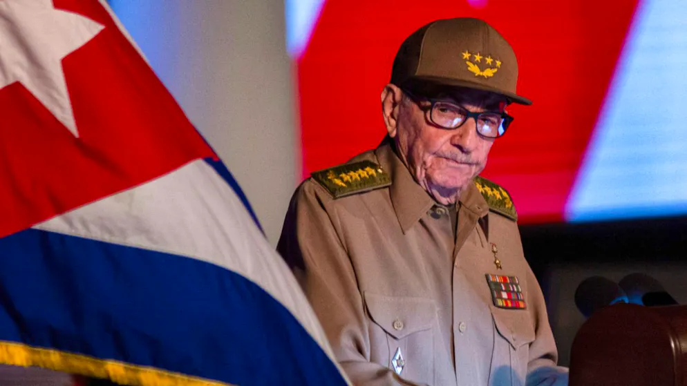 ARCHIV – Der ehemalige kubanische Präsident Raul Castro betrachtet die kubanische Flagge während seiner Rede auf der Veranstaltung zum 65. Jahrestag des Sieges der Revolution: Foto: Ismael Francisco/AP/dpa
