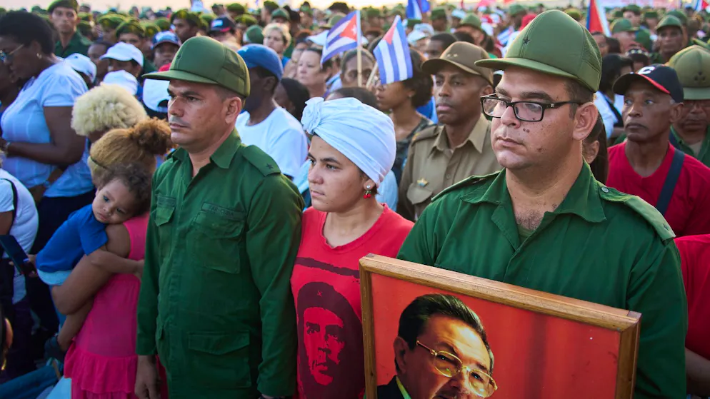 Die kubanische Armee demonstriert, dass sie hinter Ex-Staatschef und Revolutionsheld Raul Castro steht. 