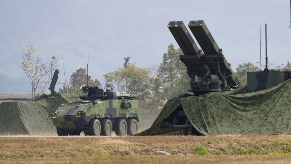 ARCHIV – Ein Panzerfahrzeug fährt während einer militärischen Übung in Taichung County, Taiwan,  an einer Mehrfachraketenabschussvorrichtung vorbei. (zu dpa: «USA: Waffenverkauf an Taiwan «pausiert»») Foto: ChiangYing-ying/AP/dpa