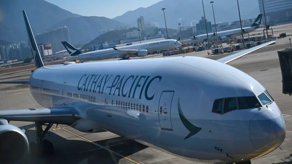 ARCHIV – Eine Maschine der Hongkonger Fluglinie Cathay Pacific steht an einem Gate am Hong Kong International Airport. Foto: Johannes Neudecker/dpa/Archivfoto