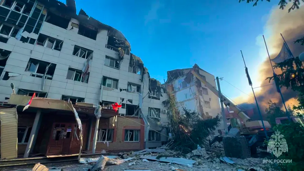 HANDOUT – Dieses Bild aus einem Video, das vom Telegramm-Kanal des russischen Katastrophenschutzministeriums am Freitag, den 22. Mai 2026, veröffentlicht wurde, zeigt ein von ukrainischen Drohnen beschädigtes Gebäude eines Studentenwohnheims in Starobilsk, Ukraine. Foto: Uncredited/Russian Emergency Ministry Press Service/AP/dpa
