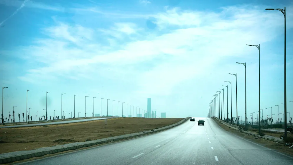 The skyline of the new capital can be seen on the horizon. The wide, sometimes five-lane highways are still surprisingly empty - a contrast to Cairo's constant traffic jams. Around 60 kilometers and about an hour's drive separate the new megacity from Cairo.