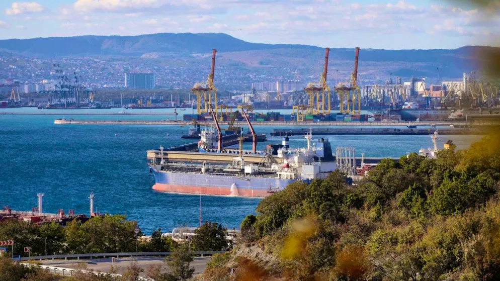 ARCHIVE - An oil tanker lies in the port of Novorossiysk in the Sheskharis complex of Chernomortransneft JSC, a subsidiary of Transneft PJSC, one of the largest oil and petroleum products facilities in southern Russia. Photo: ---/AP/dpa
