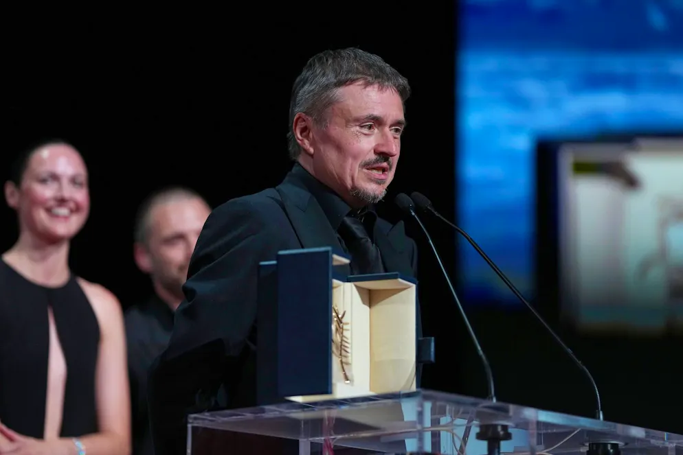 Cristian Mungiu riceve la Palma d'Oro per «Fjord» durante la cerimonia di premiazione del 79° Festival Internazionale del Cinema di Cannes.