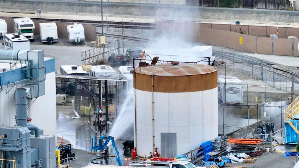 Wasser wird auf einen Tank gesprüht, der sich in einem Luft- und Raumfahrtwerk überhitzt hat.