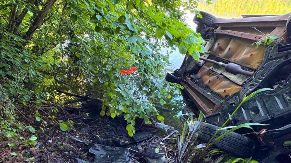 La voiture a été totalement détruite dans l'accident.