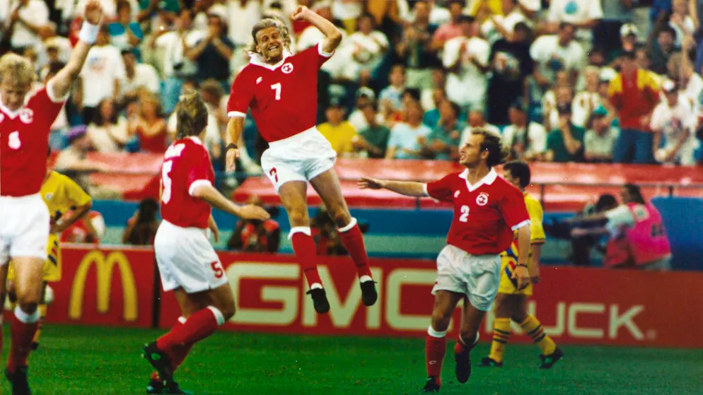 Alain Sutter bejubelt seinen sehenswerten Treffer gegen Rumänien am 22. Juni 1994.