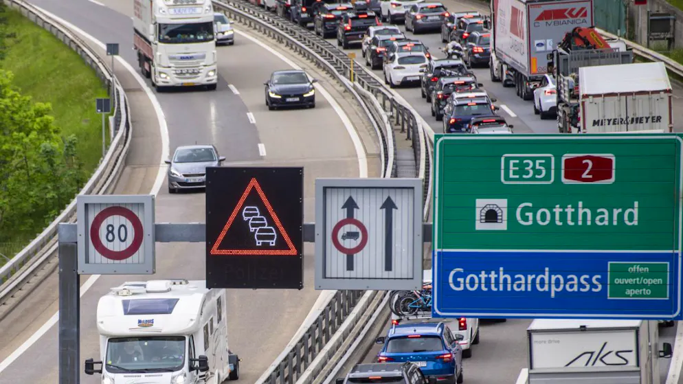 Alle Jahre wieder: An Pfingsten staut sich der Verkehr auf der Autobahn A2 in Richtung Süden (hier an Pfingsten 2022; Archivbild).