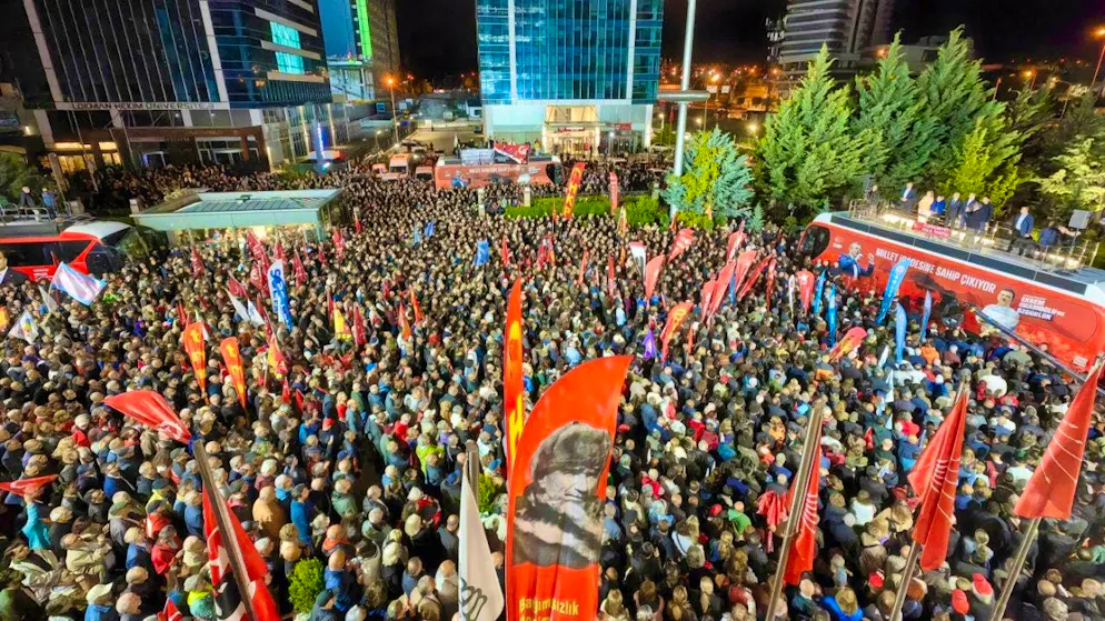 dpatopbilder - Supporters of Turkey's largest opposition party, the Republican People's Party (CHP), gather in front of the party headquarters in Ankara on Friday, May 22, 2026, to support party leader Özel. Photo: Yavuz Ozden/Dia Photo/AP/dpa