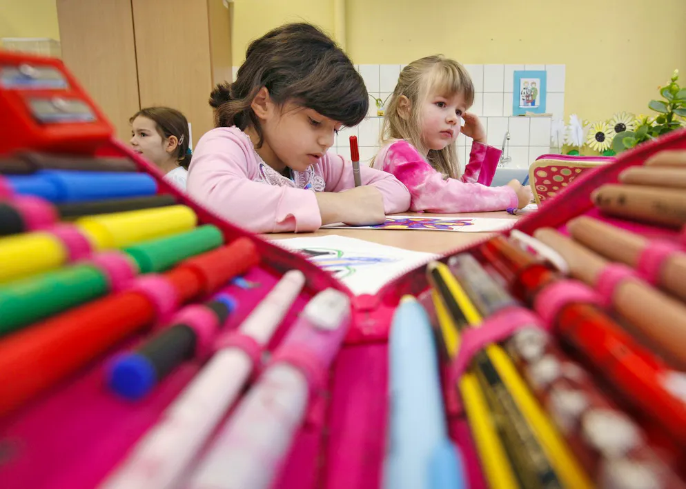 Beim Lesen in der Schulsprache erreichen rund vier von fünf Kindern in der zweiten Klasse die nationalen Bildungsziele. Das zeigt eine neue Studie im Auftrag der Kantone. (Symbolbild)
