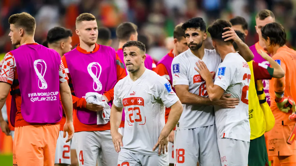 Abgeschossen und rausgehauen: Der kranke Nico Elvedi (2.v.l.) und seine Nati-Kollegen nach dem  bitteren 1:6 gegen Portugal im WM-Achtelfinal in Katar.