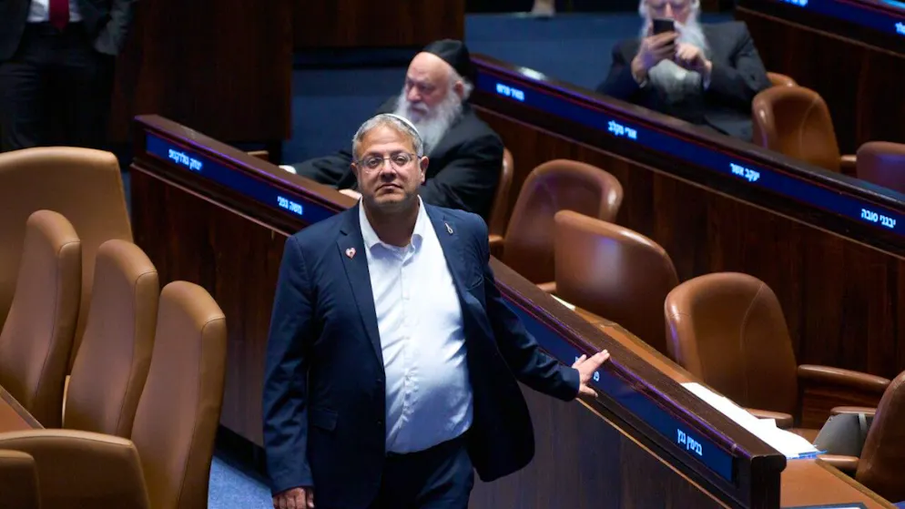 Israels Minister für nationale Sicherheit, Itamar Ben-Gvir, im israelischen Parlament, während einer Sitzung, in der ein Gesetzentwurf zur Auflösung der Regierung geprüft wird. Foto: Ohad Zwigenberg/AP/dpa