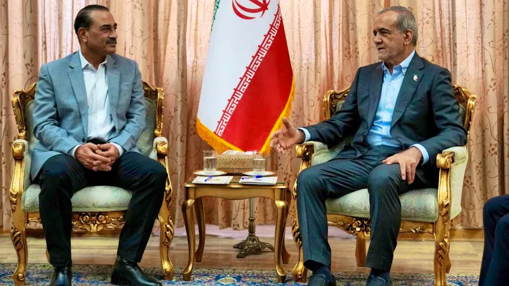 HANDOUT - Iranian President Massud Peseshkian (r) at a meeting with Pakistan's army chief Asim Munir. Photo: Uncredited/Iranian Presidency Office/AP/dpa - ATTENTION: For editorial use only in connection with current reporting and only with full attribution of the above credit