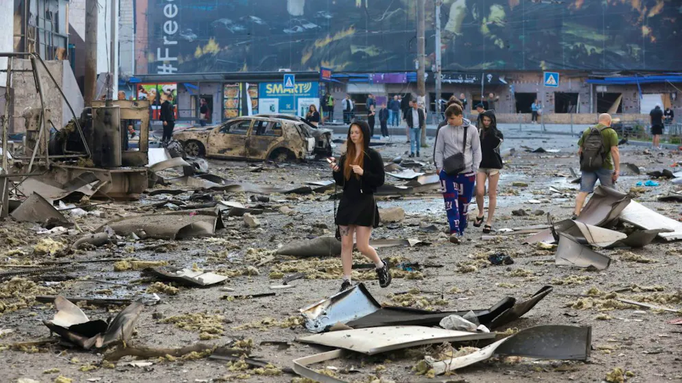 Ukraine: quatre morts dans des frappes, missile Orechnik utilisé – Gallery. Après une nuit d'explosions, des journalistes de l'AFP à Kiev ont vu des rues couvertes de débris, des immeubles résidentiels fortement endommagés, un centre commercial entièrement incendié.