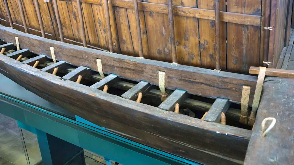 Close-up of the ancient construction method: Hand-woven ropes fix the solid cedar planks of the sun barque in V-shaped drilled channels without the use of metal.